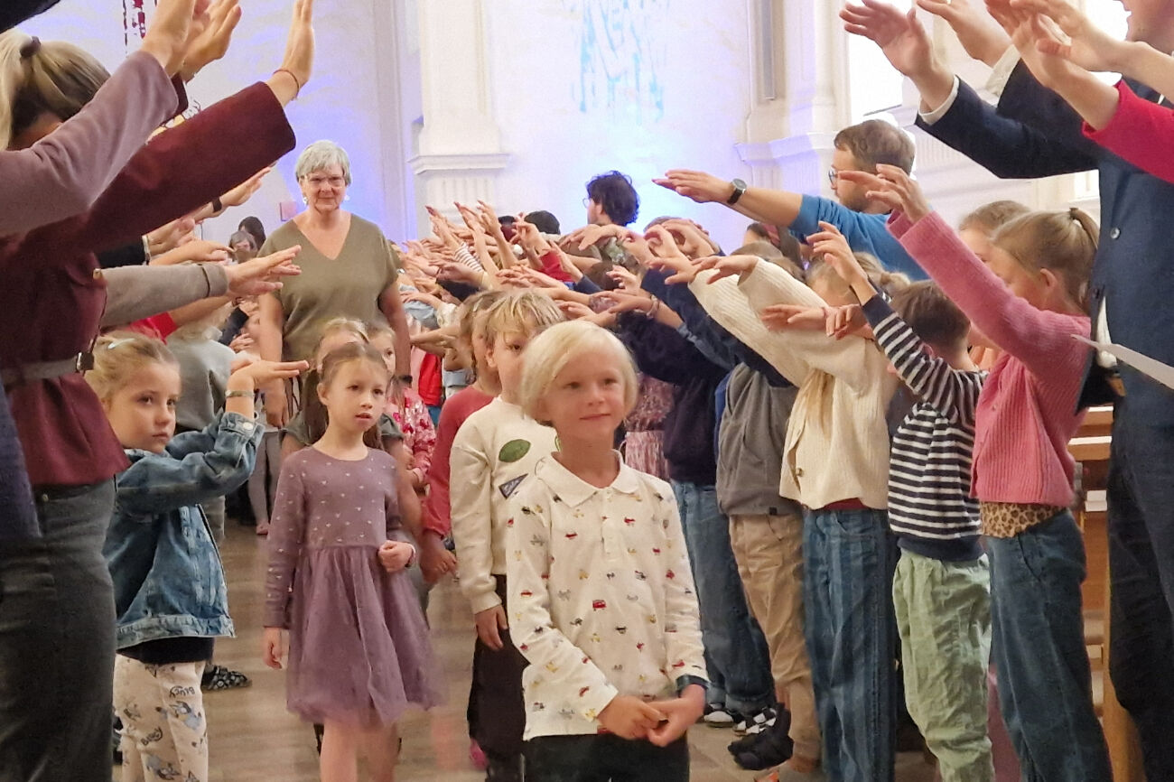 Alle Neuankömmlinge dürfen durch einen Spalier gehen und kommen so dann aus der Kirche wieder raus.