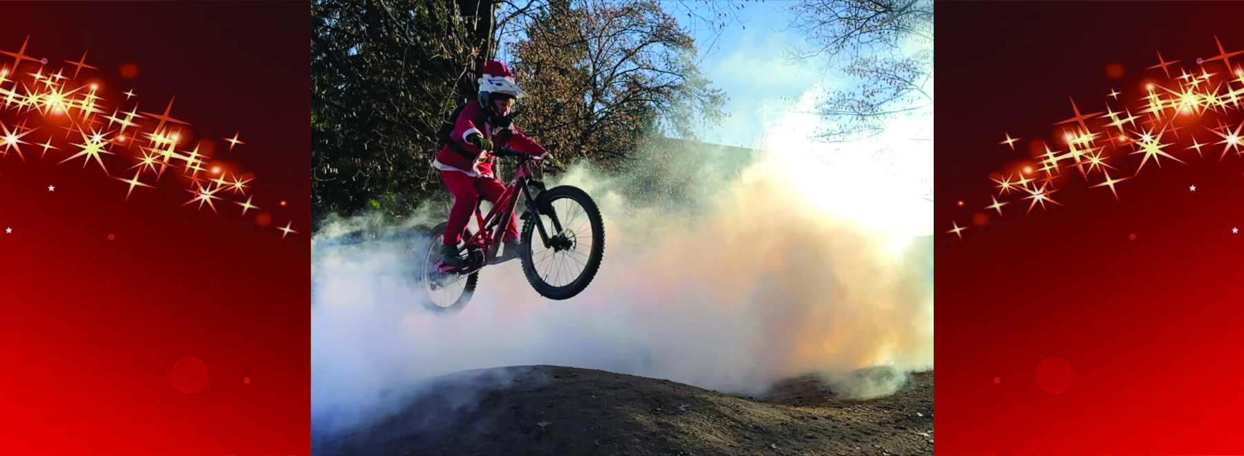Bub springt im Weihnachtsmannkostüm durch den Nebel mit seinem MTB.