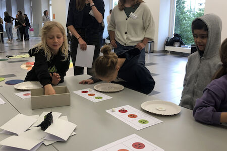 Kinder interagieren mit sensorischen Aktivitäten an einem Tisch in einer Klassenzimmerumgebung.