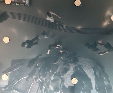 Kinder befinden befinden sich im Kunsthaus und spiegeln sich in den Glaselementen an der Decke.