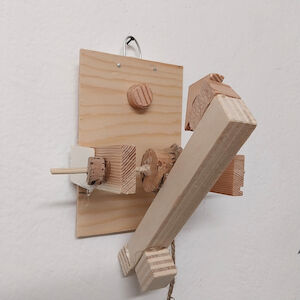 Ein Katapult aus Holz gebaut.