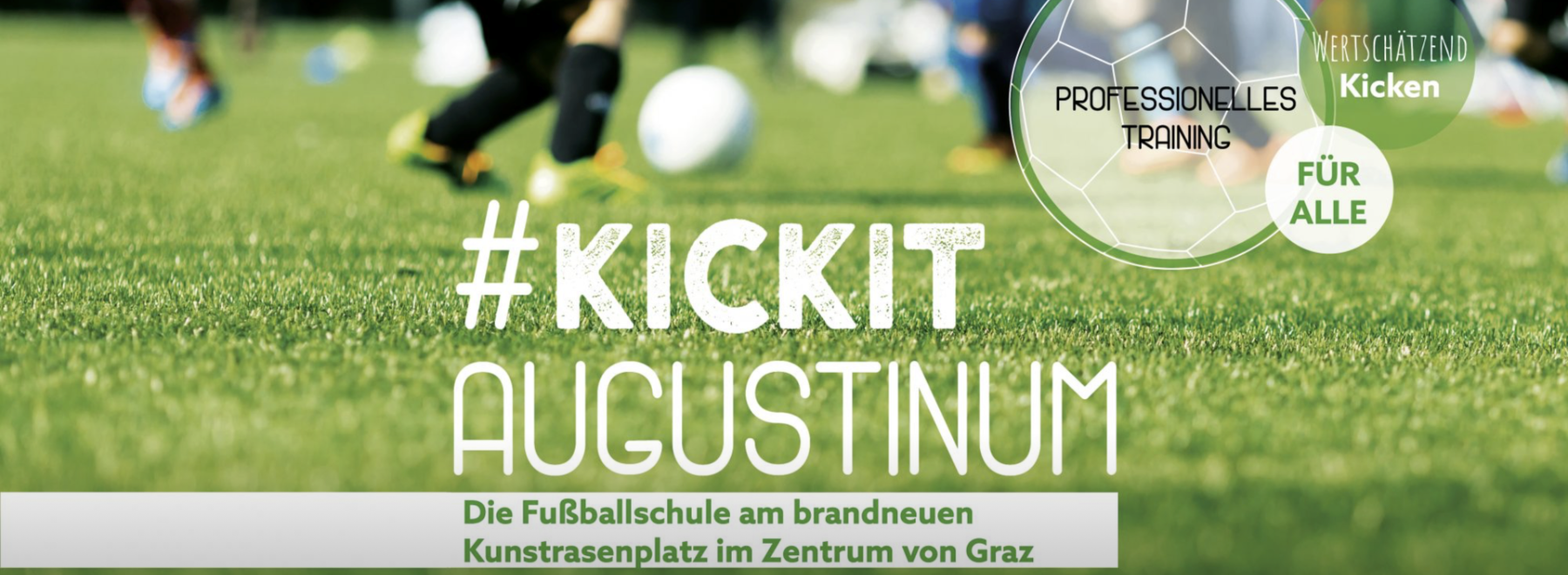 Screenshot der Website von Kickit, wo Kinderbeine beim Fußballspielen im Hintergrund unscharf zu sehen sind. Scharf abgebildet ist hingegen der saftig grüne Rasen. Im Vordergrund sind ein paar Schriftzüge.