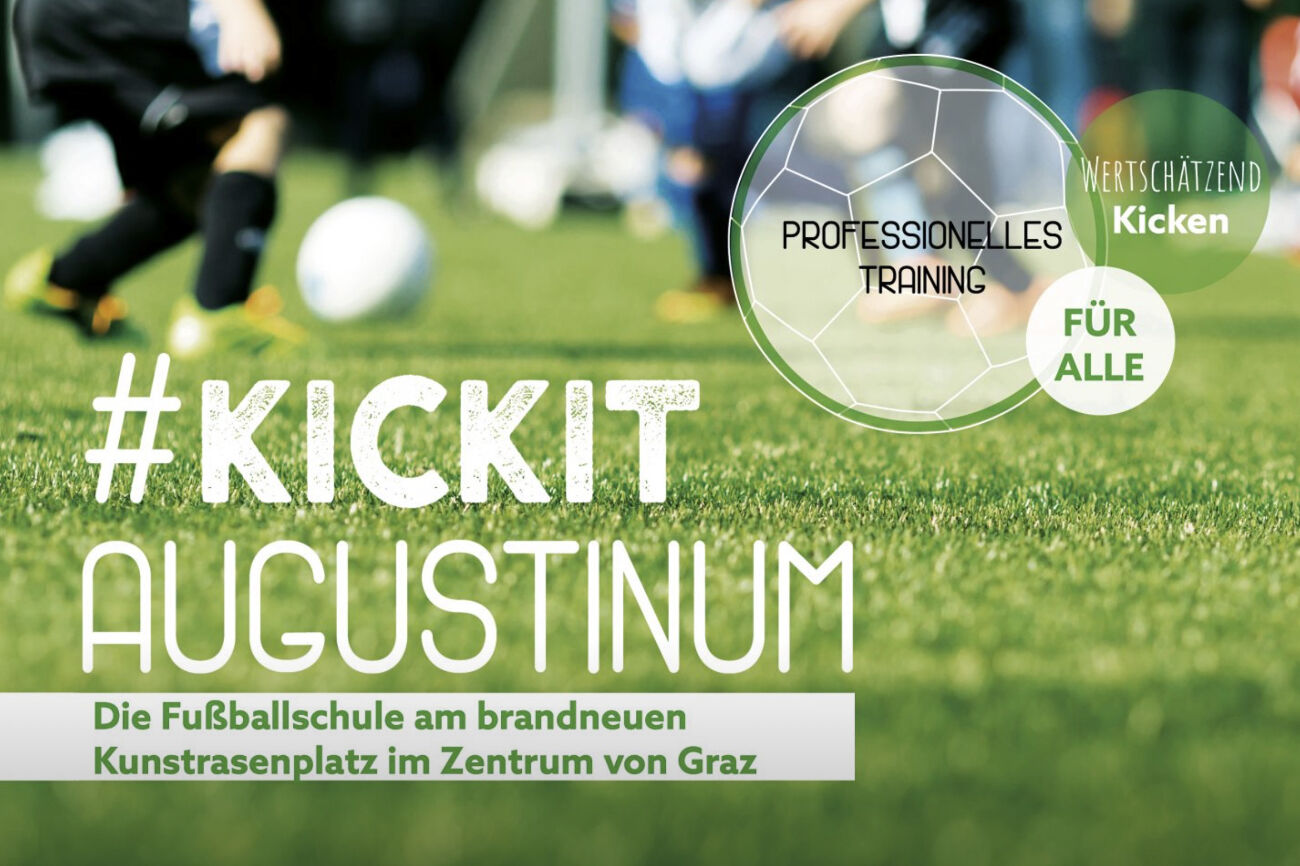 Screenshot der Website von Kickit, wo Kinderbeine beim Fußballspielen im Hintergrund unscharf zu sehen sind. Scharf abgebildet ist hingegen der saftig grüne Rasen. Im Vordergrund sind ein paar Schriftzüge.