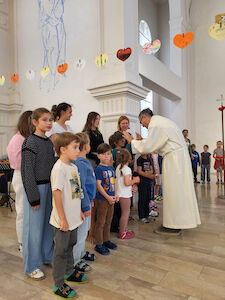 Alle Erstklässler*innen werden rund um den Altar einzeln gesegnet.
