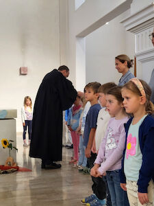 Alle Erstklässler*innen werden im Altarraum gesegnet.