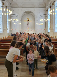 Ein Segensgang, gebildet von allen Kinder und Erwachsenen, bildet am Ende des Gottesdienst den Weg aus der Kirche, wo alle gesegneten Personen hindurch die Kirche verlassen.