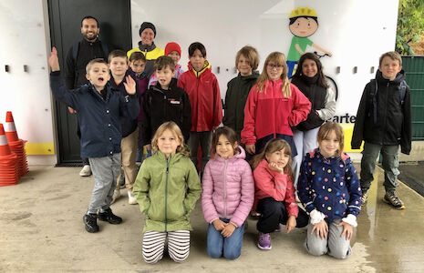 Kindergruppe posiert für ein Gruppenfoto beim Verkehrserziehungsgarten ÖAMTC Eggenberg