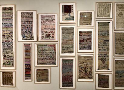 Viele Bilderrahmen hängen an der Wand.