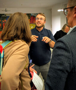 Ein Lehrer informiert Eltern über organisatorische Dinge.