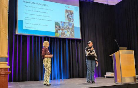 Ein Teil vom Jenaplan-Team präsentiert auf der Bühne seinen Schwerpunkt.