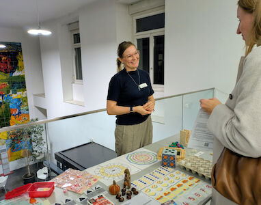 Ein Elternteil unterhält sich freudig mit einer Lehrerin.