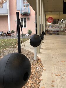 Große Noten im Außenbereich des Museums im XL-Format.