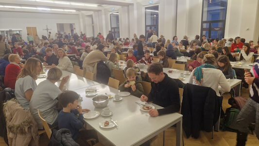 Blick in den Speisesaal der Prandia, wo nach der Rorate noch gemeinsam gefrühstückt wurde.