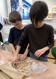 Zwei Buben stechen fleißig Kekse aus.