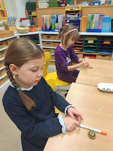 Zwei Mädchen verzieren ihren Lebkuchen.