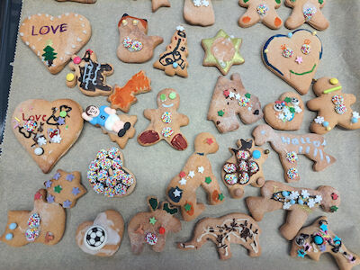 Ein ganzes Backblech voll mit verziertem Lebkuchen.