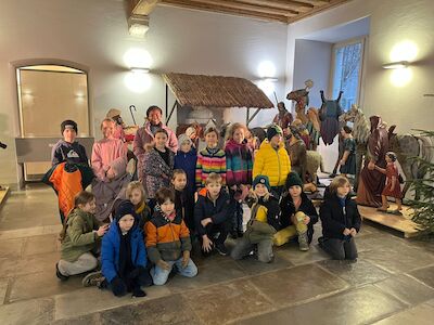 Die Kinder der Fuchs-Klasse posieren im Diözesanmuseum für ein Gruppenfoto.
