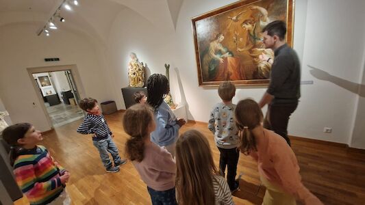 Ein Gemälde im Museum wird den Kindern erklärt.
