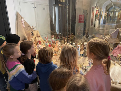 Das Krippenarrangement hinter einer Vitrine begeistert die Kinder.
