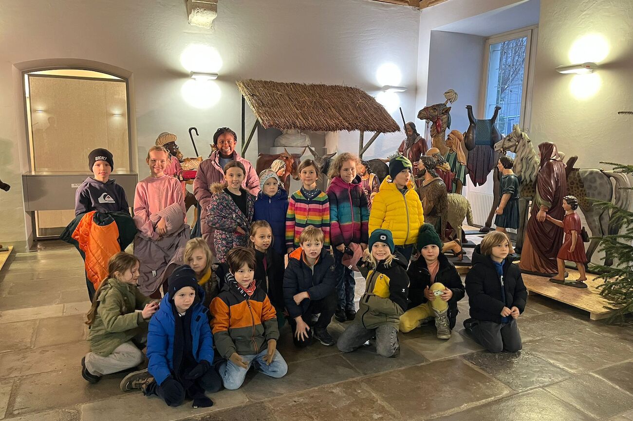 Die Kinder der Fuchs-Klasse posieren im Diözesanmuseum für ein Gruppenfoto.