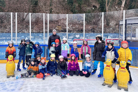 Die Fuchs-Klasse hat sich für ein Klassenfoto am Eislaufplatz eingefunden.