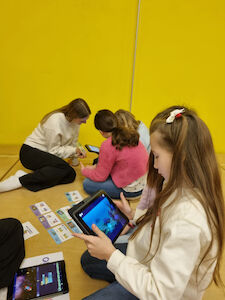 Ein Mädchen arbeitet mit der Octostudio App am iPad.