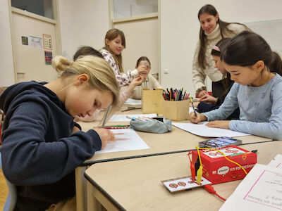 Am Robotiktag sind die Kinder mit den Studierenden fleißig am Arbeiten.