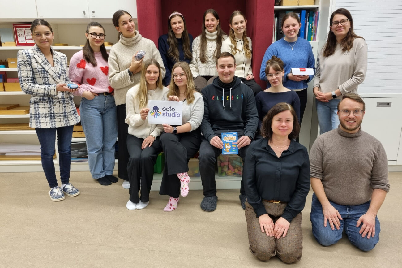 Gruppenfoto der Studierenden in der Praxisvolksschule mit ihrer Professorin und Hr. Kettler.