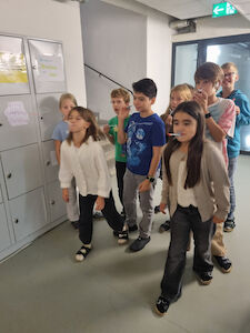 Ein paar Mädchen geben beim Flug-Contest ihr Bestes.