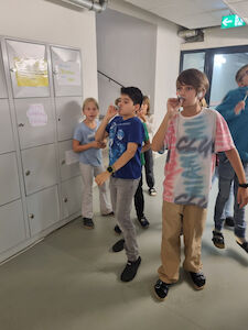 Zwei Buben versuchen sich mit Blasrohren beim Flug-Contest.