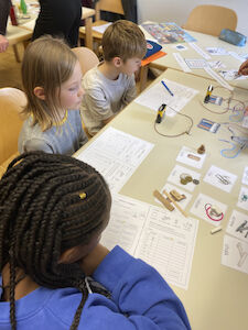 Die Kinder führen verschiedene Versuche im Rahmen der Experimentierwerkstatt auf Englisch durch.