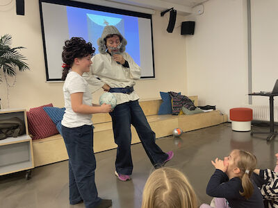 Die Geschichte von Münchhausen wird mit Requisiten, einem Kind und einer Erwachsenen lebendig gemacht.