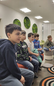 Schräger Blick auf die interessiert zuschauenden Buben während der Aufführung.