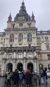 Blick auf das Rathaus mit der Sonnen-Klasse davor.