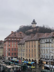 Blick auf den Schlossberg mit dem Uhrturm bei trübem Wetter vom Rathaus aus.