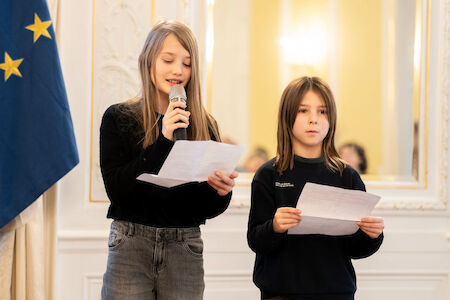 Zwei Mädchen vom Schulrat beim Präsentieren.