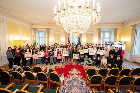 Gruppenfoto von allen FairYoungStyria-Preisträger*innen in der Grazer Burg.