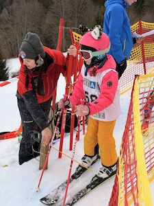 Ein Mädchen direkt beim Start bei der Zeitnehmung.