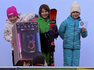 Stolz zeigen drei Kinder ihre Preise bei der Siegerehrung.