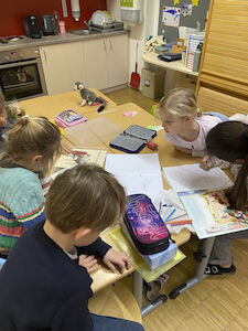 Einige Mädchen schreiben recherchierte Dinge über Musik auf.