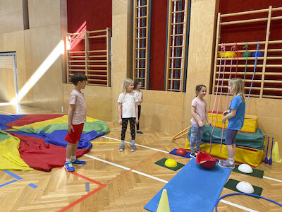 Eine Gruppe diskutiert gerade, wie sie ihre Hütte weiter verfeinern können.