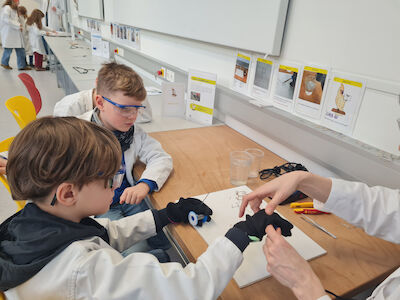 Beim Experimentieren bekommen die Kinder fachmännische Unterstützung.