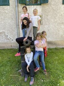 Kleines Gruppenfoto auf der vor dem Schloss befindlichen Kanone.