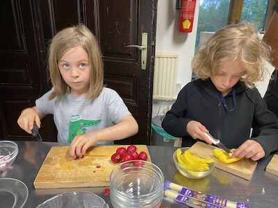 Das Zubereiten des Abendessens macht gemeinsam große Freude.