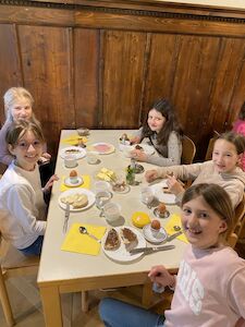 Bei Tisch in der Früh sind alle Mädchen gut gelaunt.