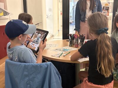 Am iPad werden AR-Inhalte kenngelernt.