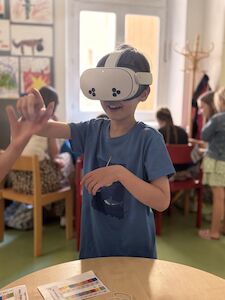 Das Eintauchen in ferne Welten wird mit einer VR-Brille ermöglicht.