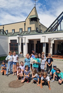 Gruppenfoto der Fuchs-Klasse vor dem modern anmutenden Bau.