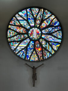 Wunderschöne Fensterrosette im Lichte der Sonne.