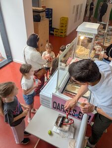 Mehrere Kinder stellen sich beim Eisstand für ein Eis an.
